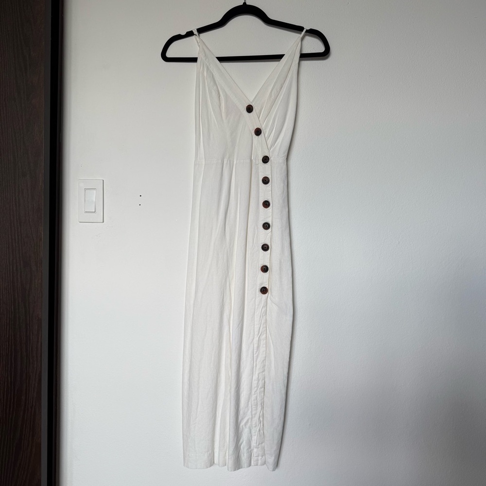 Casual White Sheath Dress with V-Neck and Sleeveless Design